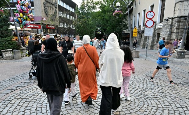 Już nie Dubaj ani Turcja. Turyści z Zachodu chcą zobaczyć "zakutaną gaździnę" 
