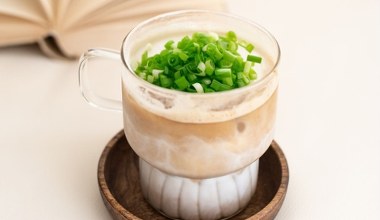 Już nie matcha i kombucha jest w modzie. Teraz pije się kawę z zielonym dodatkiem