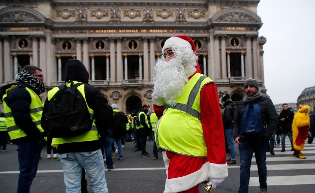 Już nie tak liczne protesty "żółtych kamizelek" we Francji 