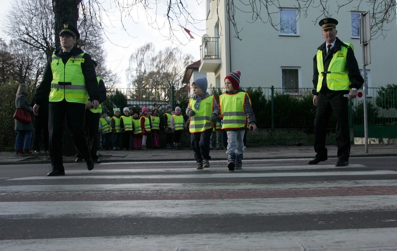 Już nie tylko dzieci, ale również dorośli muszą chodzić w odblaskach /Karolina Misztal /Reporter