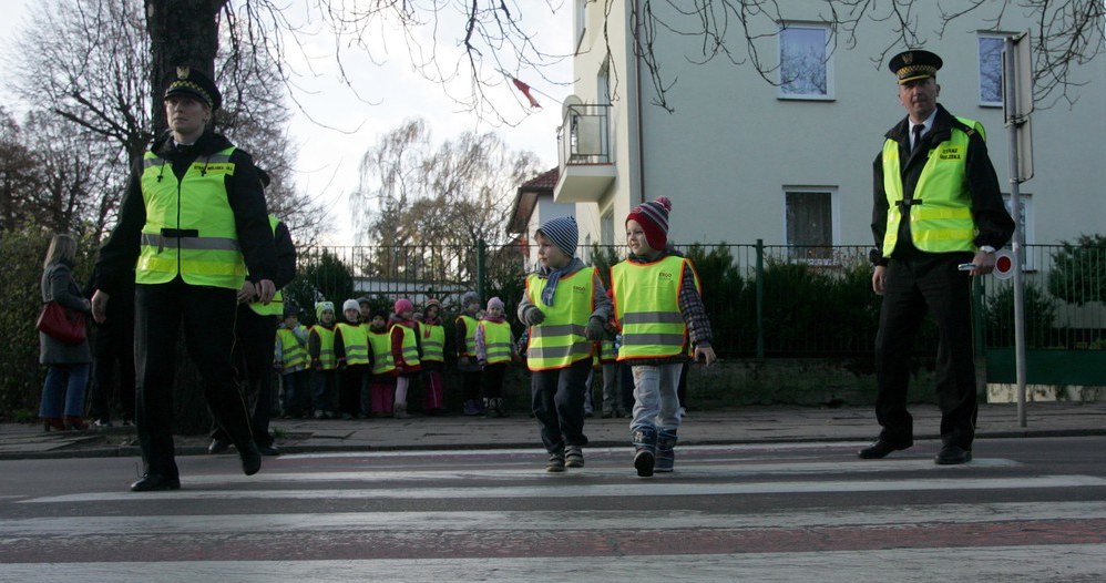 Już nie tylko dzieci, ale również dorośli muszą chodzić w odblaskach /Karolina Misztal /Reporter