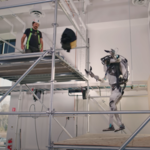 Już nie tylko parkour. Nowe popisy robota Atlas od Boston Dynamics