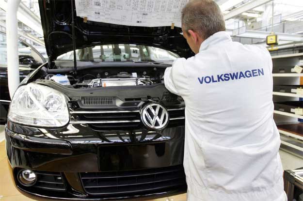 Już niebawem rusza produkcja nowego golfa. M.in tym autem VW chce zaatakować konkurencję /AFP