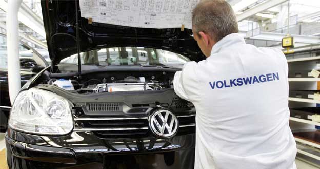 Już niebawem rusza produkcja nowego golfa. M.in tym autem VW chce zaatakować konkurencję /AFP