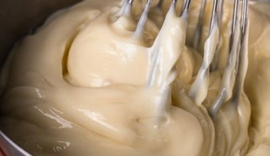 Już nigdy nie kupię keto majonezu. Ten przepyszny domowy sos to tylko żółtka i masło