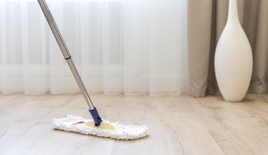 ​Już nigdy nie kupisz płynu do podłóg. Patent na lśniące panele za kilka groszy