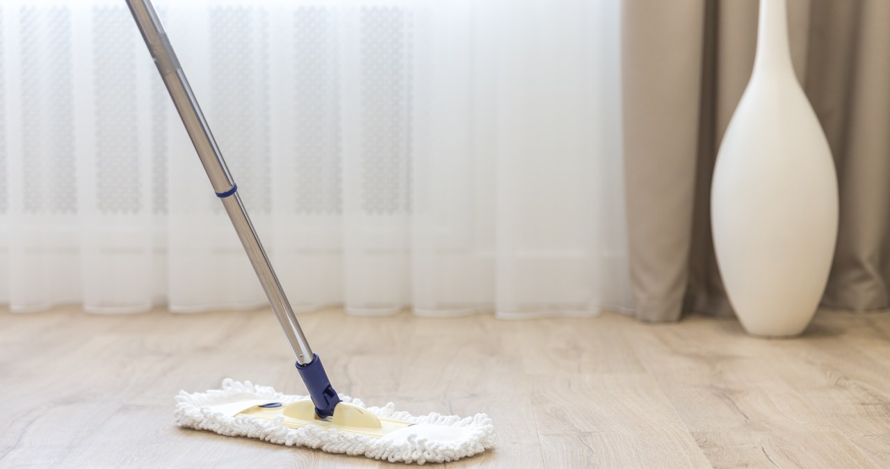 ​Już nigdy nie kupisz płynu do podłóg ze sklepu. Patent na lśniące panele za kilka groszy /123RF/PICSEL