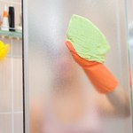 Już nigdy nie umyję prysznica inaczej! Przetestowałam genialny patent doświadczonych pań sprzątających