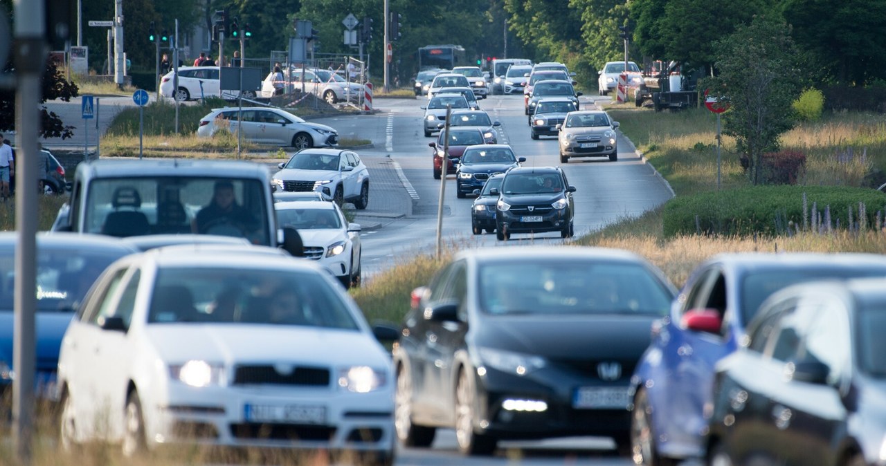 Już od 7 lipca każdy nowy samochód będzie miał m.in. czarną skrzynkę /Wojciech Stróżyk /Reporter