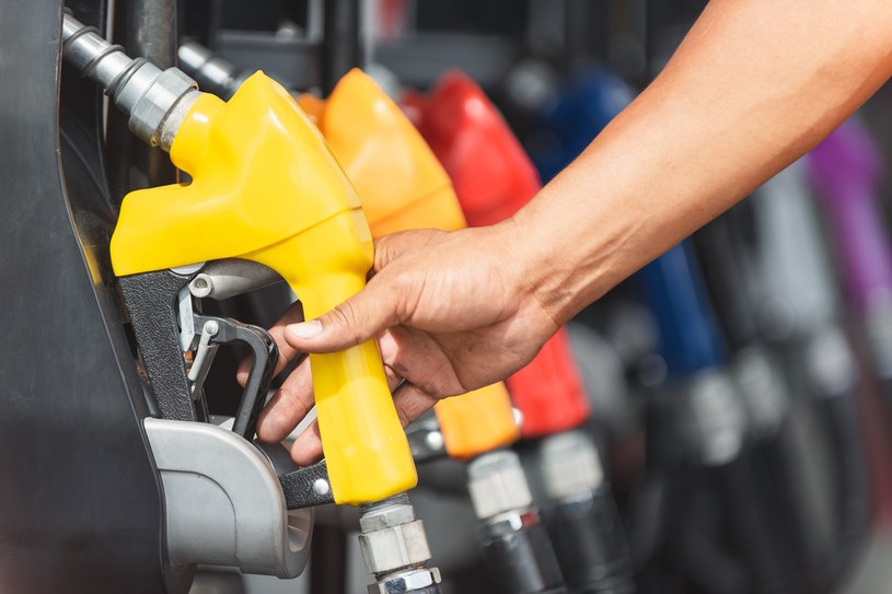 Już po niedzieli za najpopularniejszą benzynę bezołowiową (95-oktanową) średnio powinniśmy płacić po 6,69-6,84 zł za litr /123RF/PICSEL