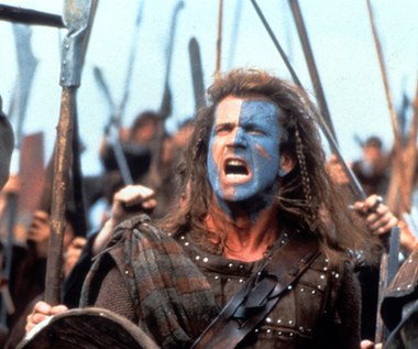 Już pod koniec lat 80. Gibson otrzymał propozycję, aby zająć się reżyserią. Ostatecznie debiutował w 1993 roku filmem "Człowiek bez twarzy" o przyjaźni małego chłopca z oszpeconym na skutek wypadku mężczyzną. Obraz zebrał pozytywne recenzje oraz pochwały dla początkującego reżysera. Gibson szybko rozpoczął prace nad kolejnym projektem. Kameralny dramat zamienił na epickie kino kostiumowe. "Braveheart: Waleczne serce" z 1995 roku koncentrował się na postaci Williama Wallece’a, przywódcy Szkotów w wojnie o niepodległość z Anglią w XII wieku. 

Film okazał się sukcesem artystycznym i kasowym, otrzymał także Oscara dla najlepszego filmu. Z kolei Gibsona nagrodzono statuetką za reżyserię. "Dziękuję każdemu twórcy, z którym kiedykolwiek pracowałem. To oni byli moją szkołą filmową" - mówił, odbierając nagrodę.