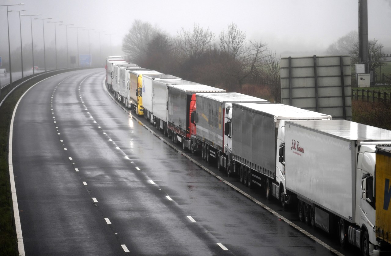 Już ponad 1,5 tys. ciężarówek nie może wyjechać z Anglii. "Zero pomocy"