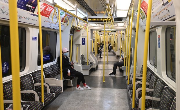 Już ponad 10 mln osób zaszczepionych w USA. WHO: Drugi rok pandemii może być trudniejszy [RAPORT]