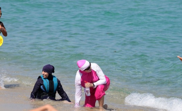 Już ponad 20 francuskich kurortów zakazało burkini