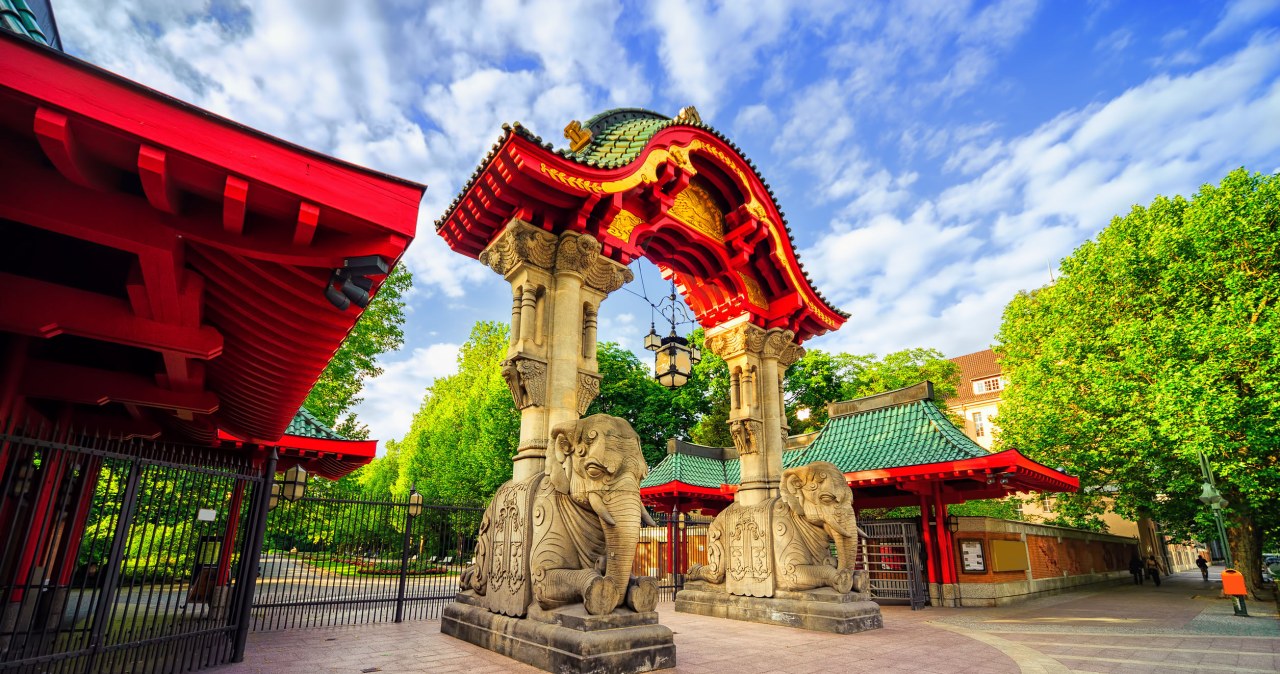 Już sama brama wejściowa do Berlińskiego ogrodu zoologicznego prezentuje się spektakularnie /123RF/PICSEL