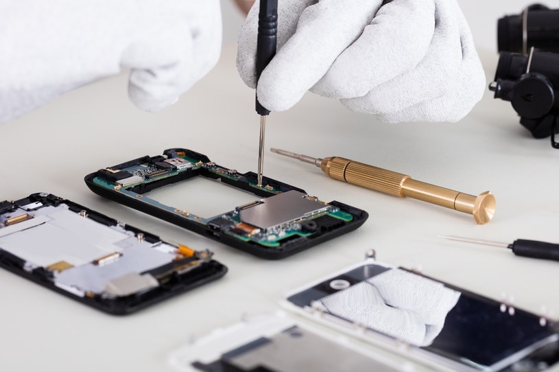 Już tego lata sam naprawisz swojego Samsunga! /123RF/PICSEL