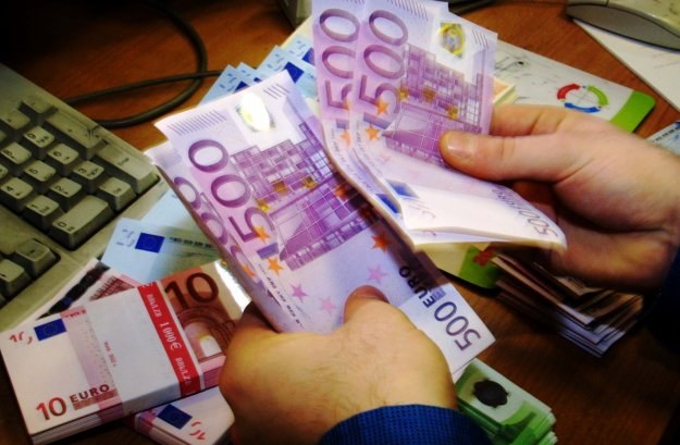 Już w 13 bankach można pożyczyć w euro na 80 proc. wartości nieruchomości /AFP