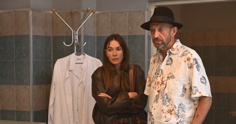 Już w 9. odcinku "Komisarza Aleksa" patolog Leon wróci do swojego królestwa /Źródło: AIM