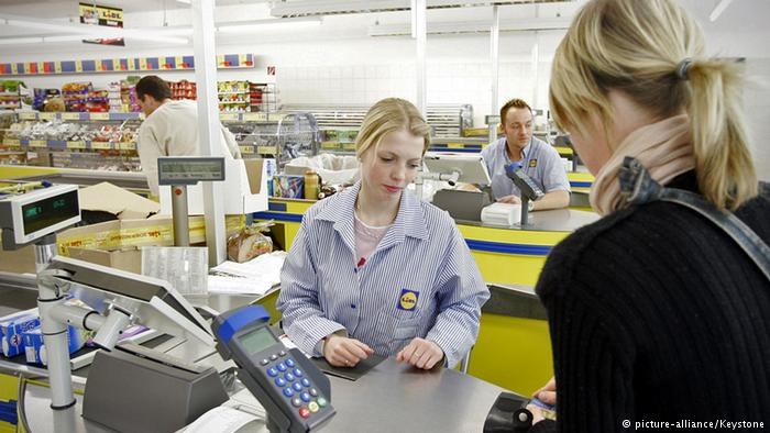 Już w dziewięciu niemieckich miastach można otrzymać zasiłek dla bezrobotnych w kasie supermarketu /Deutsche Welle