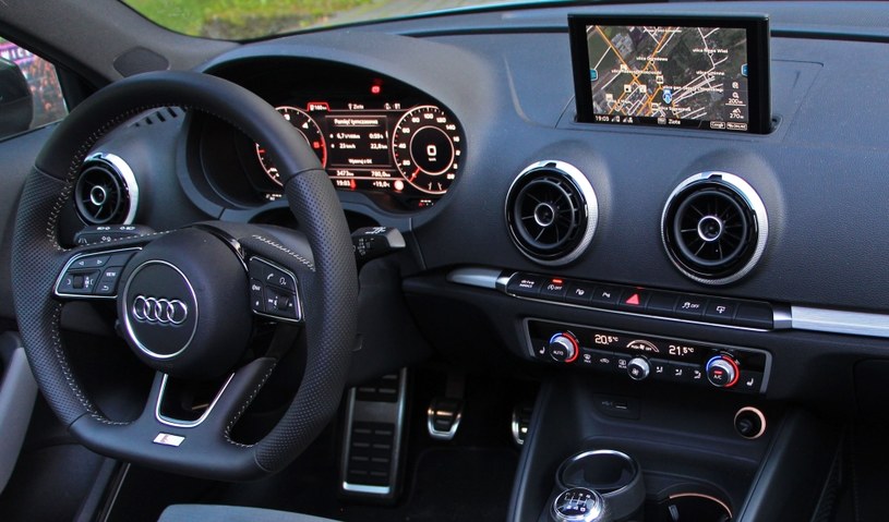 Już w tym momencie większość modeli Audi ma dwa duże ekrany - systemu multimedialnego oraz "wirtualnego kokpitu" /INTERIA.PL