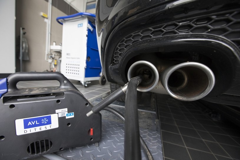 Już wkrótce na stacjach kontroli pojazdów pojawią się nowe urządzenia do badania jakości spalin. /Getty Images