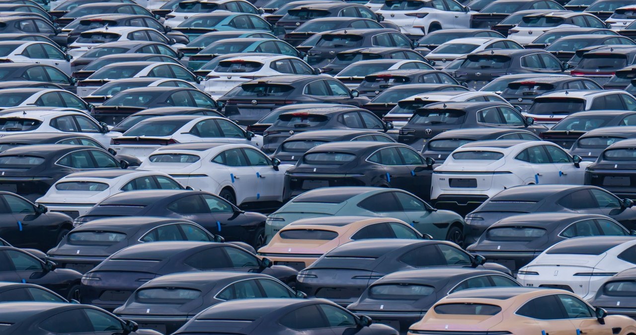 Już wkrótce Unia Europejska ogłosi, czy zamierza wprowadzić karne cła na chińskie auta. Ale wiele wskazuje, że Państwo Środka nie zamierza zostać dłużne. /Costfoto/NurPhoto via Getty Images /