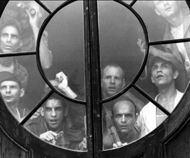 Już wtedy jednak bardziej interesowało go kino - dwa lata wcześniej, w 1987 r., zadebiutował w "Imperium słońca" Stevena Spielberga - w związku z czym bez żalu zrezygnował z telewizji na rzecz drugoplanowych ról na wielkim ekranie. 