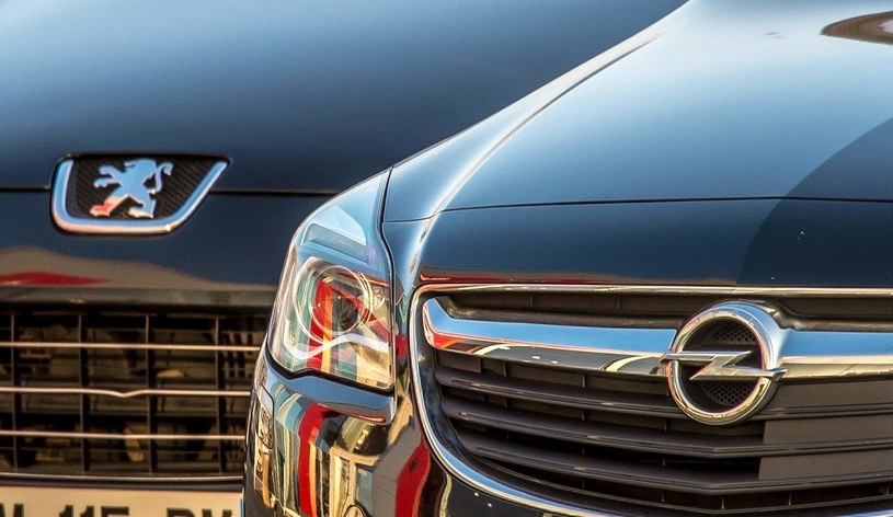 Już za parę lat modele Opla i Peugeota będą bardzo do siebie zbliżone technicznie /AFP