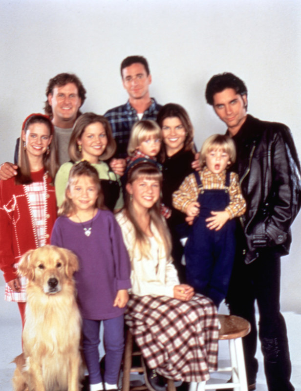 Już za rok bohaterowie kultowego sitcomu „Pełna chata” powrócą po latach w nowej, 13 odcinkowej kontynuacji serialu pod nowym  tytułem – „Fuller House”. /AKPA
