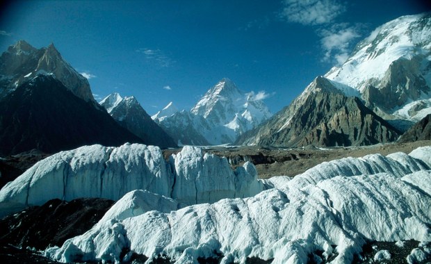 K2 i masyw Gaszerbrum celem Polaków. Dziesięciu naszych alpinistów odleciało do Pakistanu