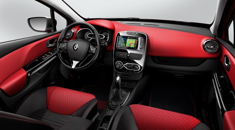 Kabina Clio jest przestronna i nie wieje z niej nudą. Kolorowe tworzywa połączone z wzorową ergonomią i atrakcyjną stylizacją zapewniają komfortowe warunki nawet w czasie dłuższej podróży. /Renault