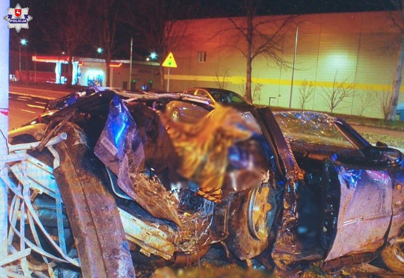 Kabina samochodu o uderzeniu w słup została zmiażdżona /Policja