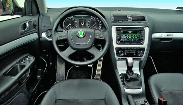 Kabina Scouta prezentuje dobrą jakość i wzorową ergonomię, typową dla samochodów Skody. /Motor