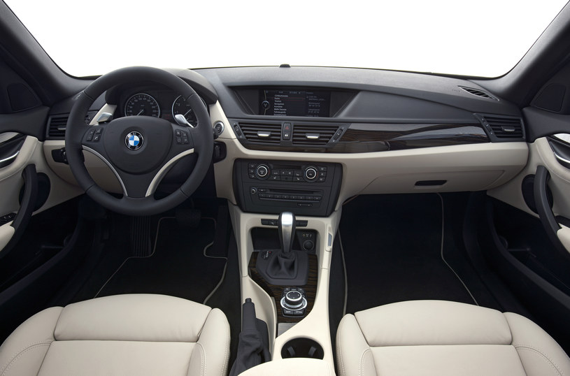 Kabina X1 w stylu dobrze znanym z BMW – wykończenie i materiały nie są jednak tak dobre jak w innych modelach tej marki z tego okresu /materiały prasowe