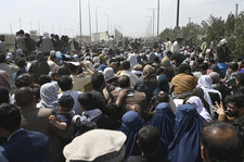 Kabul. Tłum wciąż napiera na lotnisko. Co najmniej 20 ofiar