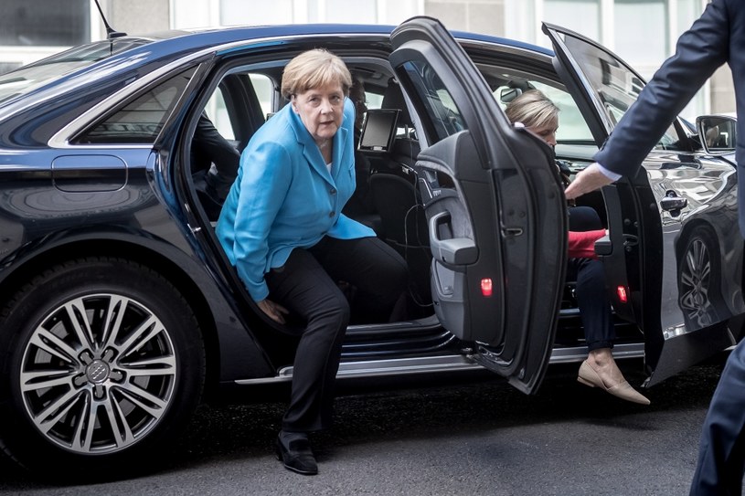 Kaclerz Merkel w drodze na spotkanie /AFP