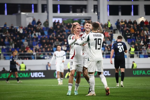 Kacper Chodyna (L) z Legii Warszawa cieszy się z bramki strzelonej na 0:3 podczas meczu fazy ligowej piłkarskiej Ligi Konferencji w Nowym Sadzie z FK TSC Backa Topola /Leszek Szymański /PAP