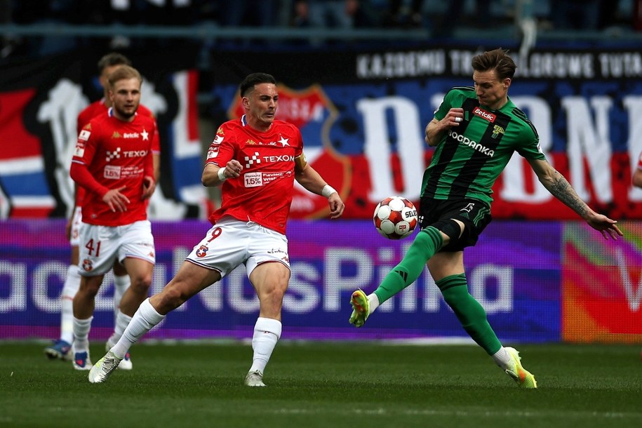 Kacper Duda i Angel Rodado z Wisły Kraków oraz Kamil Kruk z Górnika Łęczna /	Łukasz Gągulski /PAP