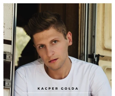 Kacper Gołda próbuje zaszyć rozdrapane rany: Zobacz teledysk "Zapach"