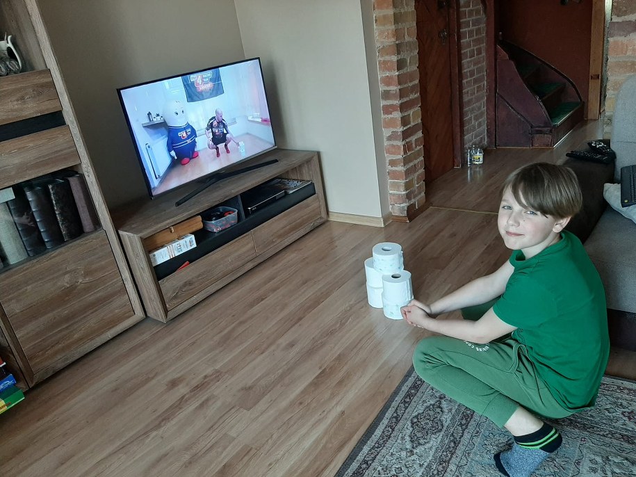 Kacper podczas lekcji WF z RMF4RT Gladiators /Materiały prasowe