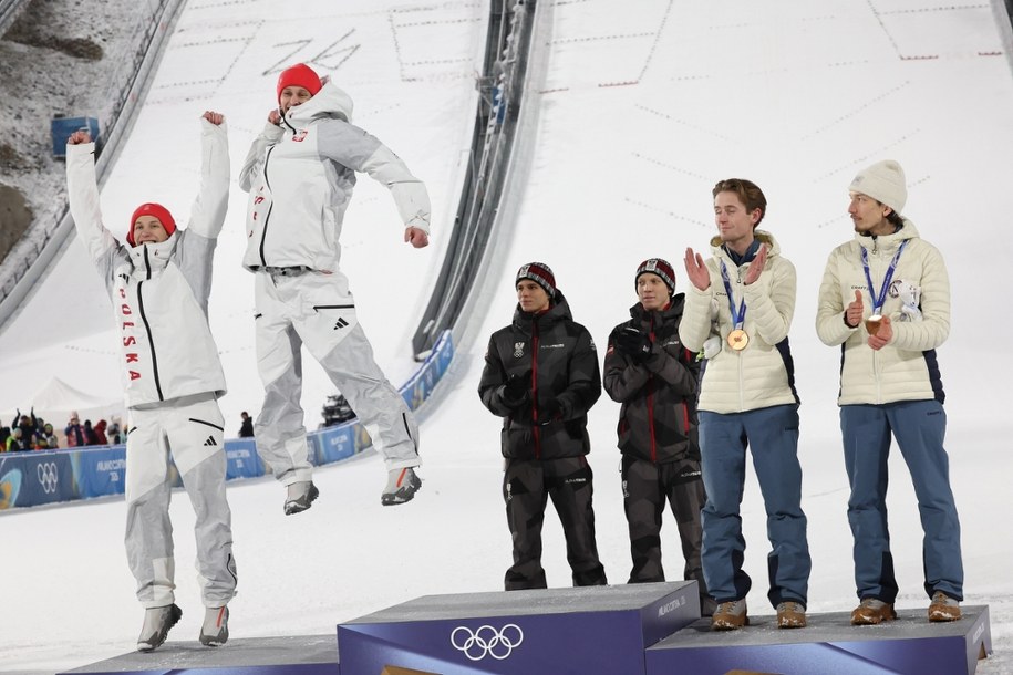 Kacper Tomasiak i Paweł Wąsek na podium igrzysk olimpijskich Mediolan-Cortina 2026 / 	Grzegorz Momot    /PAP