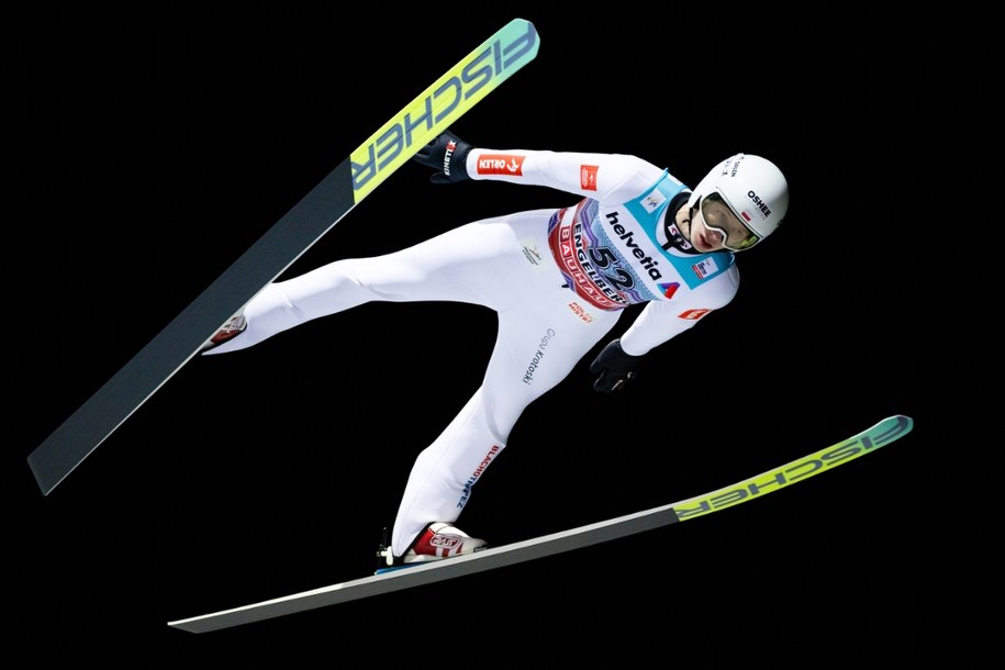 Kacper Tomasiak piąty w Engelbergu. /PAP/EPA/PHILIPP SCHMIDLI /PAP/EPA