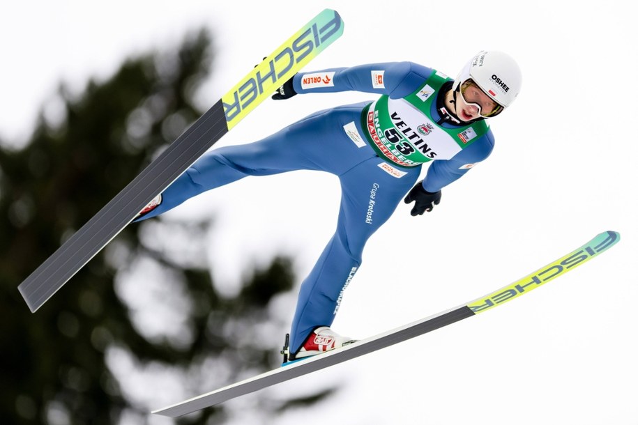 Kacper Tomasiak podczas konkursu Pucharu Świata w Engelberg w Szwajcarii w piątek 19 grudnia /PAP/EPA
