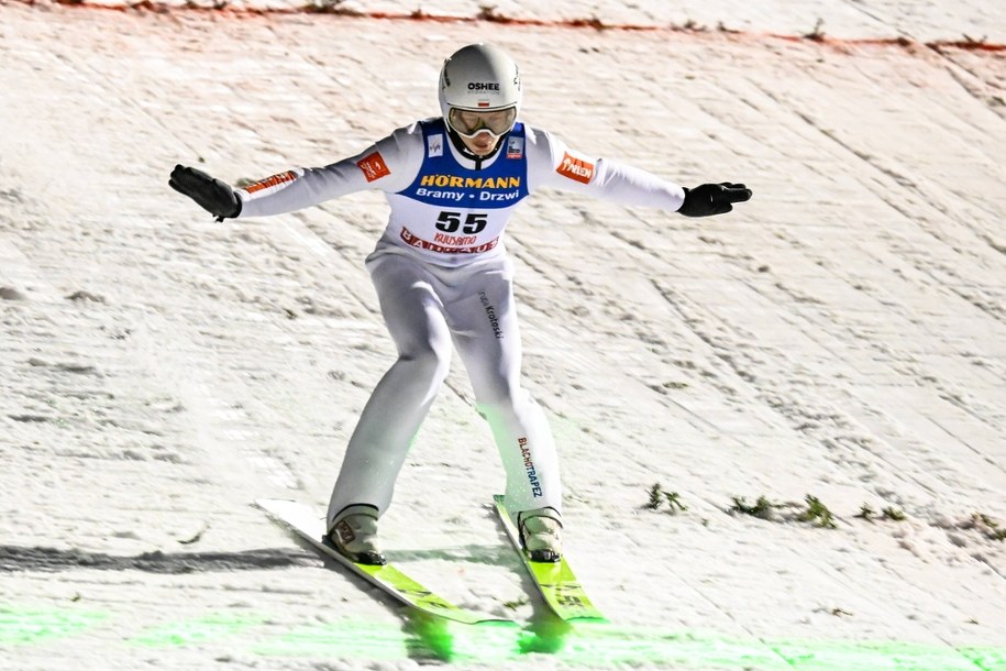 Kacper Tomasiak podczas pierwszej serii konkursowej w Ruce /EPA/KIMMO BRANDT /PAP/EPA