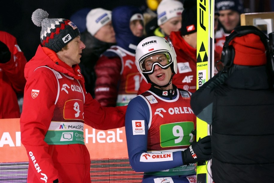 Kacper Tomasiak (z prawej) i Dawid Kubacki w konkursie duetów podczas zawodów Pucharu Świata w skokach narciarskich w Zakopanem. / 	Grzegorz Momot    /PAP