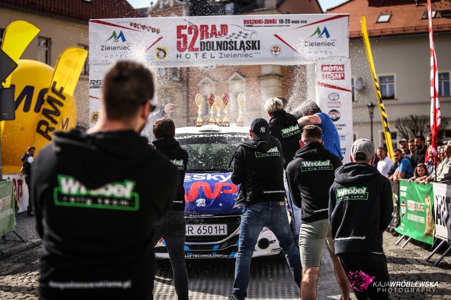 Kacper Wróblewski i Jacek Spentany wyjeżdżają z drugiej rundy Rajdowych Samochodowych Mistrzostw Polski – 52. Rajdu Dolnośląskiego-Hotel Zieleniec z kompletem punktów /materiały promocyjne