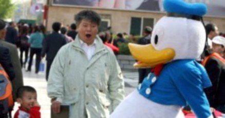 Kaczor Donald traci przez Chińczyków. /AFP