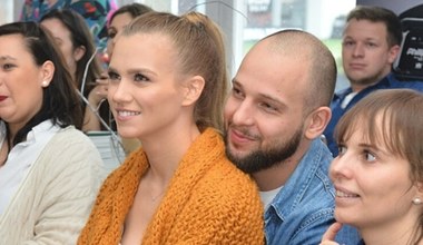 Kaczorowska przyłapana na czułościach na plaży. Mąż nie mógł się powstrzymać