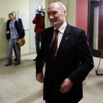 Kaczyński broni Macierewicza, ale wściekłych w PiS przybywa 