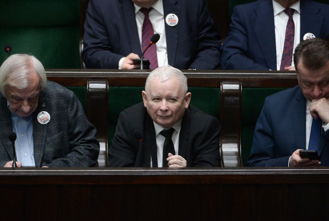 Kaczyński mówi o sytuacji nadzwyczajnej, Tusk o pogubionym człowieku